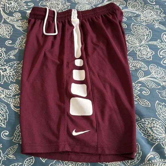 Men's NIKE maroon Athletic Shorts- L - Picture 5 of 5